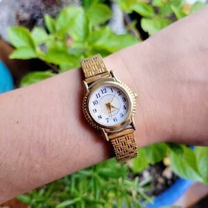 Vintage Classic Womens Womans Gold Round Quartz Analog Dainty Stretch Watch